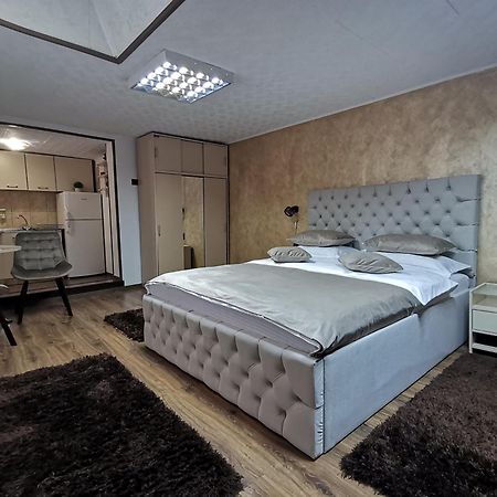 Shelby Accommodation -Adult Only- ซินายา ภายนอก รูปภาพ