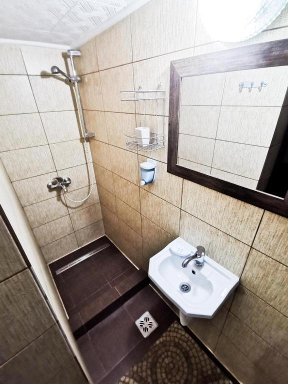 Shelby Accommodation -Adult Only- ซินายา ภายนอก รูปภาพ