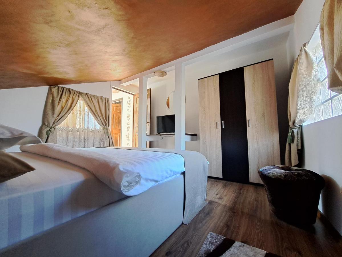Shelby Accommodation -Adult Only- ซินายา ภายนอก รูปภาพ