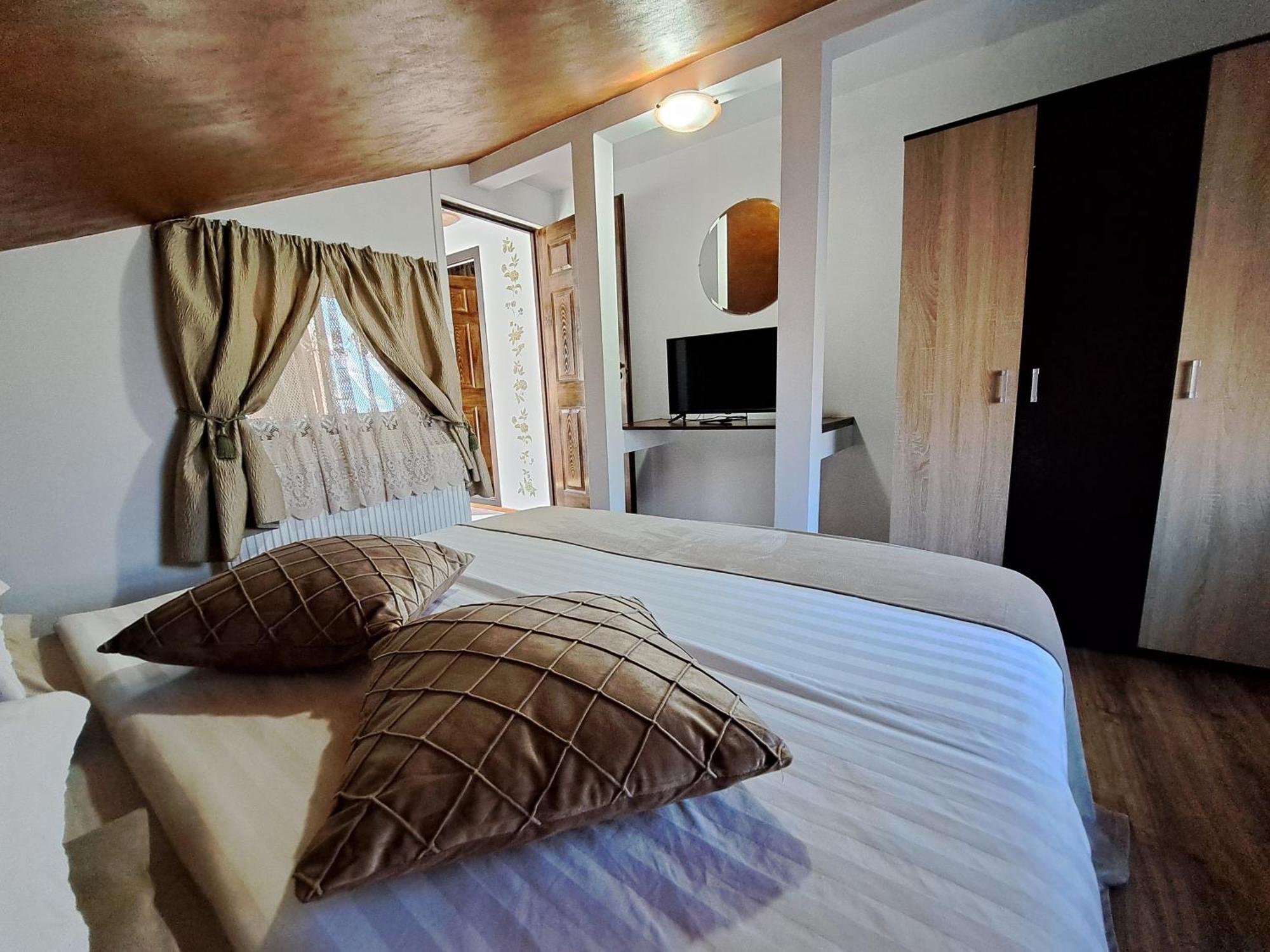Shelby Accommodation -Adult Only- ซินายา ภายนอก รูปภาพ