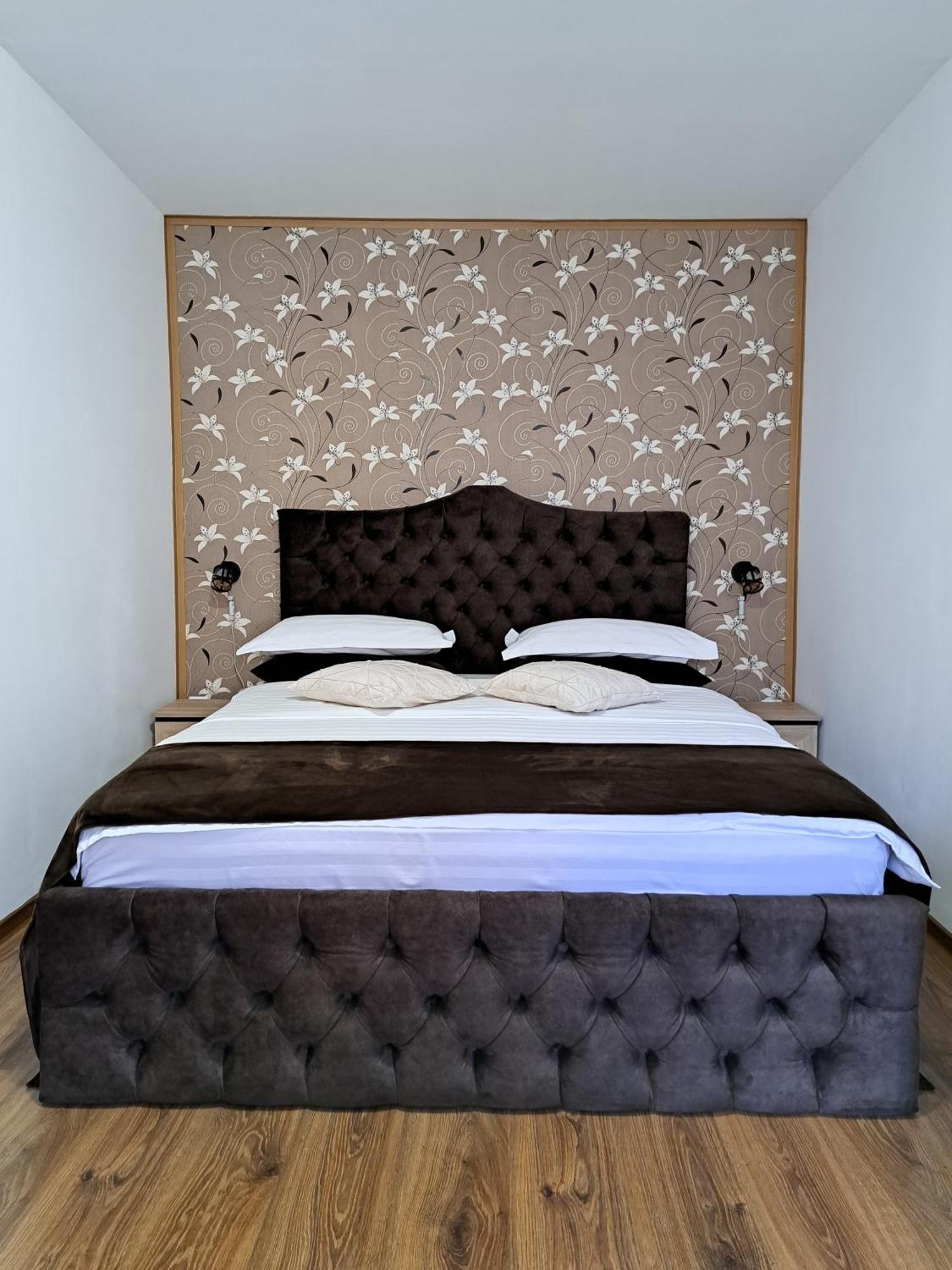 Shelby Accommodation -Adult Only- ซินายา ภายนอก รูปภาพ